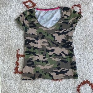 Energie- Camoflage V-Neck Baby Tee- Sz XL- 95% Cotton/5% Spandex